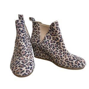 Toms Kelsey Desert Tan Leopard Print Suede Wedge Heel Boots Size 8